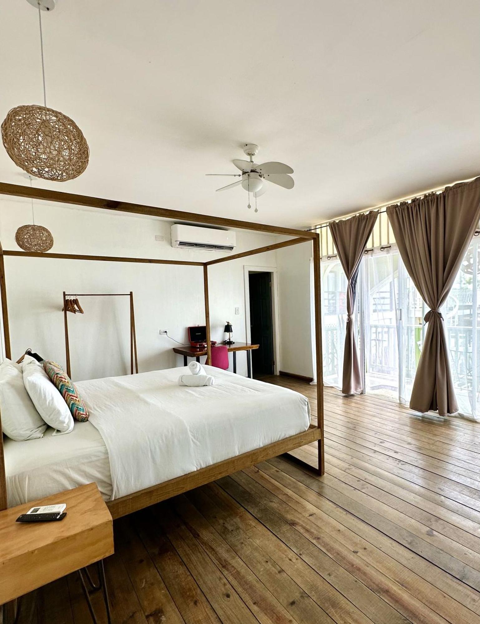 Socialtel Bocas Del Toro Hotel Exterior photo